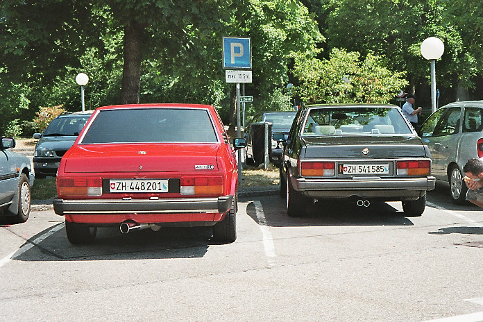 Passt sehr gut die schwarze Scheibentönung zum roten Lack der 82er Alfetta: Schöner Kontrast!