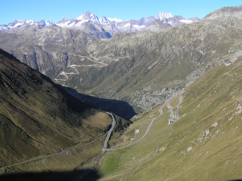 rechts Furkapass / hinten Grimselpass