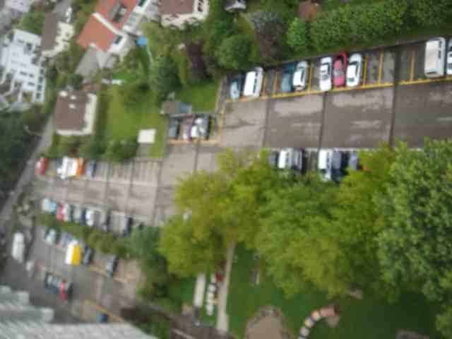 S Hochuschend spelt uf em parkplatz wo es ganz viele alfas hat.jpg