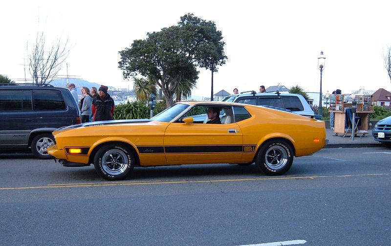 Orange_Ford_Mustang_Mach_1klein.jpg